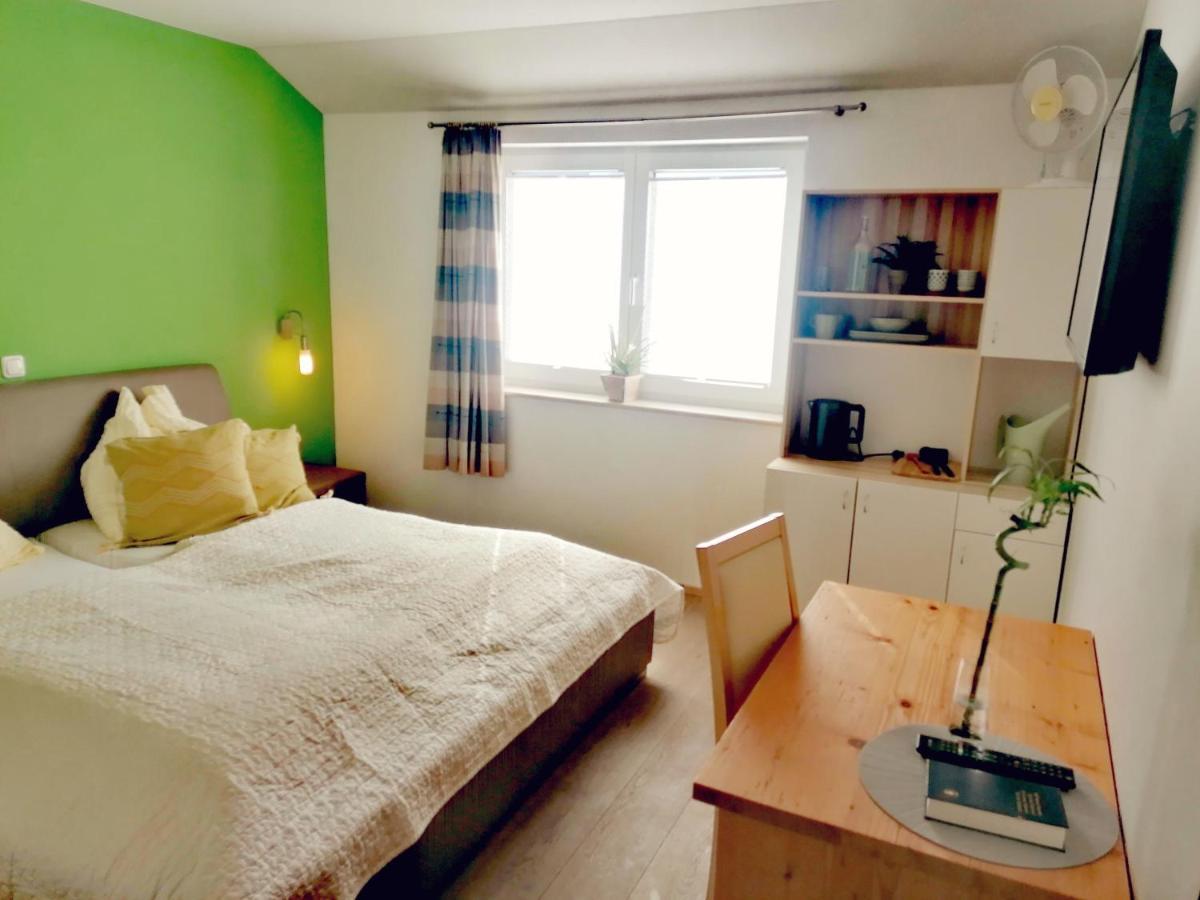 Taferne In Koestendorf - Ferienwohnung Monteurzimmer Neumarkt am Wallersee Eksteriør bilde